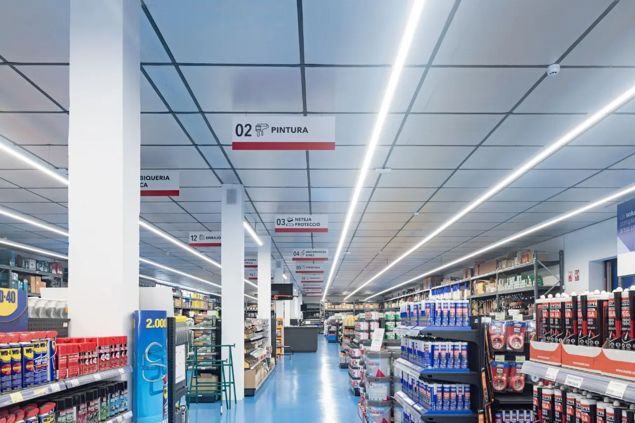 Iluminación LED lineal en ferretería Amargant, proyecto de eficiencia energética de Luxes.