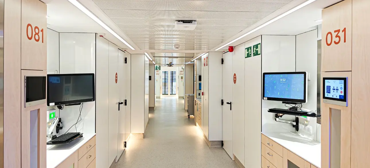 Iluminación LED técnica en la UCI 4.4 del Hospital Clínic de Barcelona, proyecto lumínico desarrollado por Luxes.