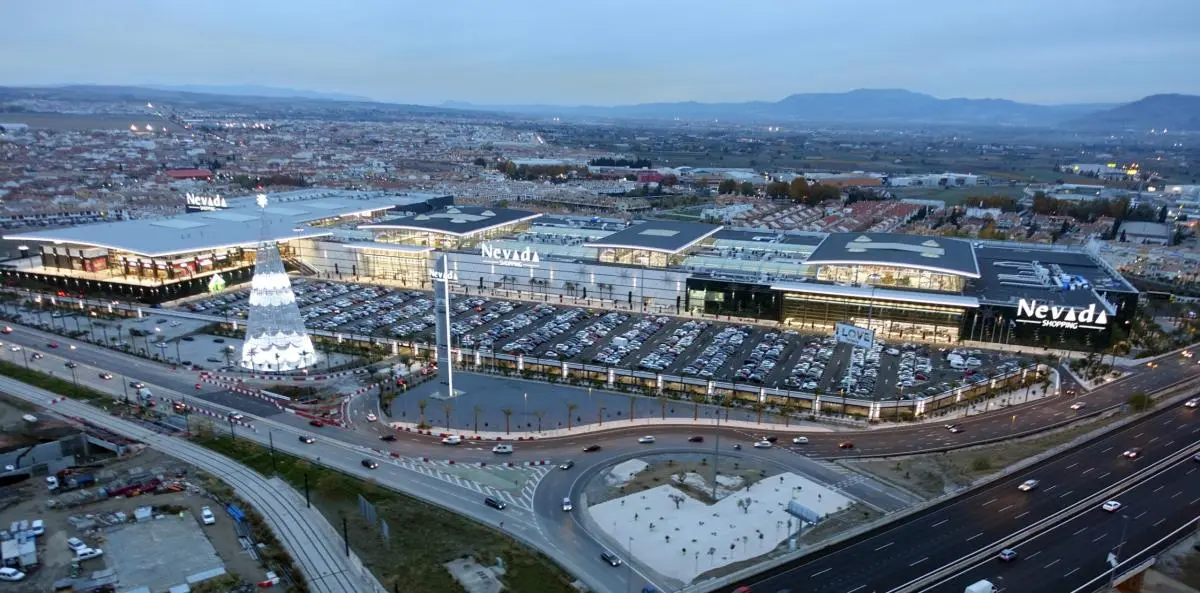 Vista aérea del centro comercial Nevada Shopping en Granada con iluminación exterior LED de Luxes.
