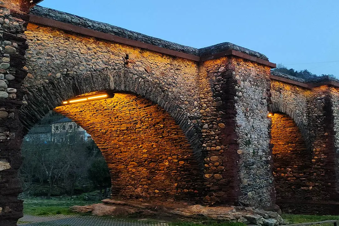 Proyecto de iluminación para el Puente de Sobradelo. Luxes desarrolló una propuesta lumínica respetuosa con el entorno y el valor histórico del puente, realzando la textura de la piedra y su presencia nocturna mediante una luz cálida, eficiente y perfectamente integrada.
