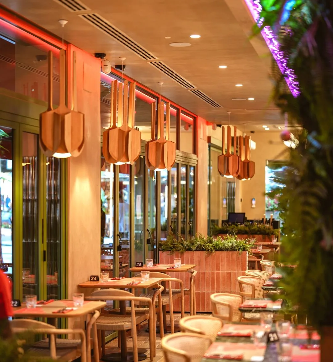 Iluminación interior del restaurante Basilico con diseño lumínico cálido y natural realizado por Luxes.