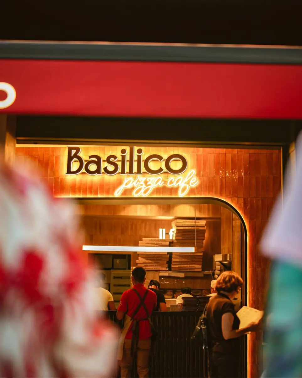 Iluminación del rótulo y entrada del restaurante Basilico , proyecto lumínico realizado por Luxes.