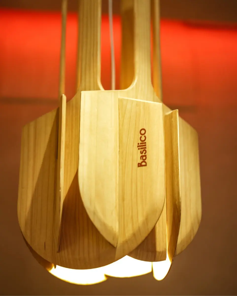 Luminaria personalizada de madera en el restaurante Basilico, diseño lumínico realizado por Luxes.