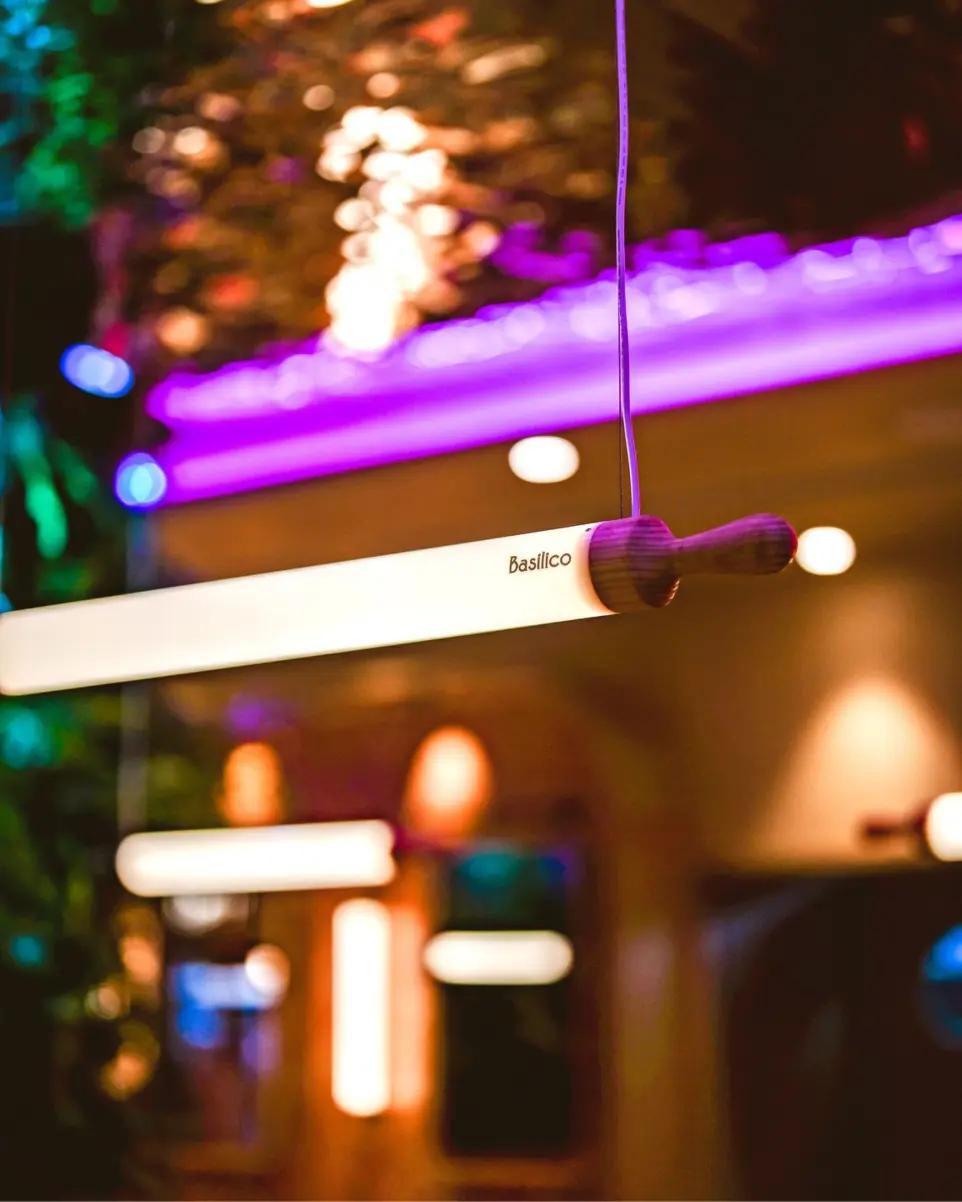 Luminaria lineal LED personalizada del restaurante Basilico, diseño lumínico realizado por Luxes.