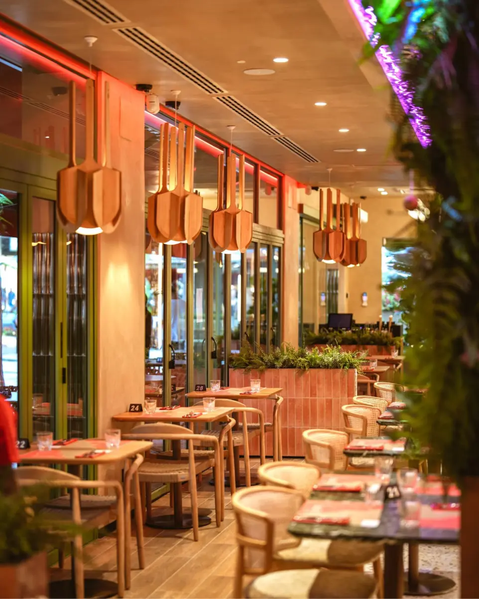 Iluminación general interior del restaurante Basilico con luminarias de madera diseñadas por Luxes.