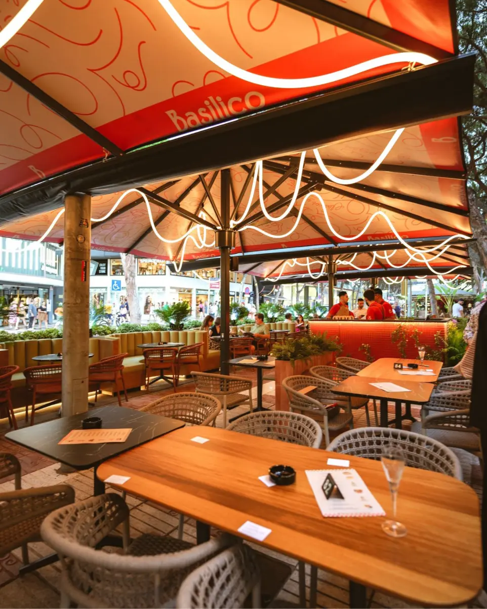 Iluminación LED de la terraza exterior del restaurante Basilico, proyecto lumínico realizado por Luxes.