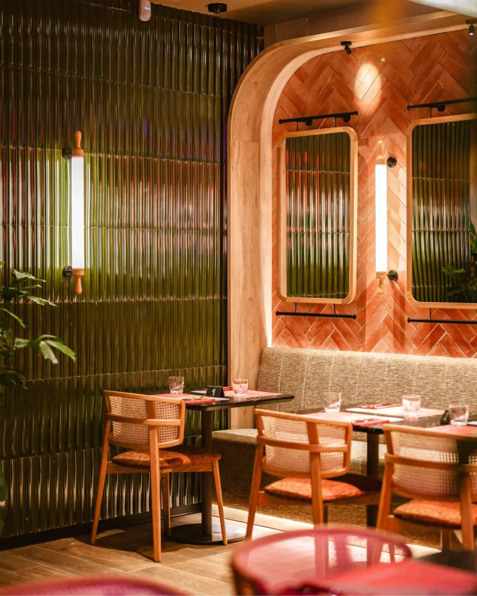 Iluminación decorativa interior del restaurante Basilico, diseño lumínico cálido realizado por Luxes.