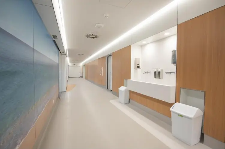 Iluminación LED de pasillos del Hospital Clínic de Barcelona por Luxes Iluminación LED lineal en pasillo del Hospital Clínic de Barcelona, proyecto lumínico desarrollado por Luxes.
