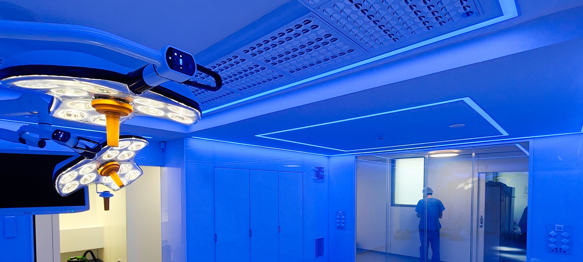 Iluminación azul Sala Clinica realizada por Luxes Iluminación azul Sala Clinica
