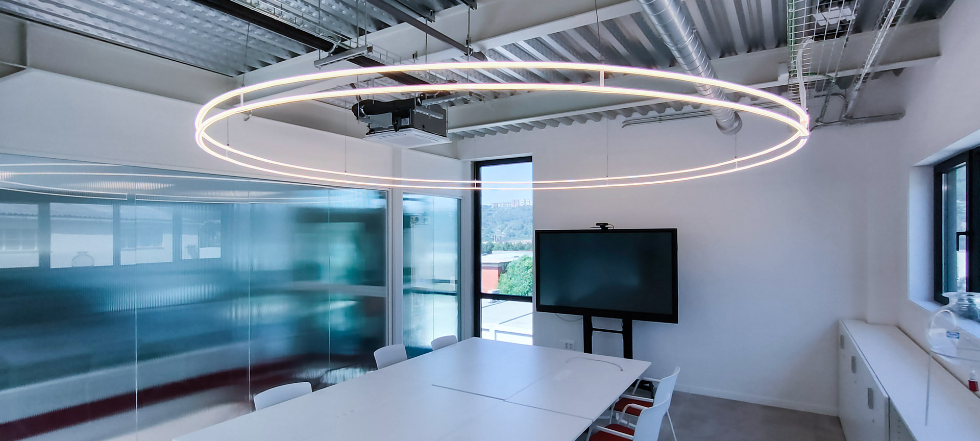 Iluminación circular LED en sala de reuniones de Lasenor | Proyecto LUXES Iluminación LED circular en sala de reuniones de Lasenor, diseño industrial moderno realizado por LUXES.