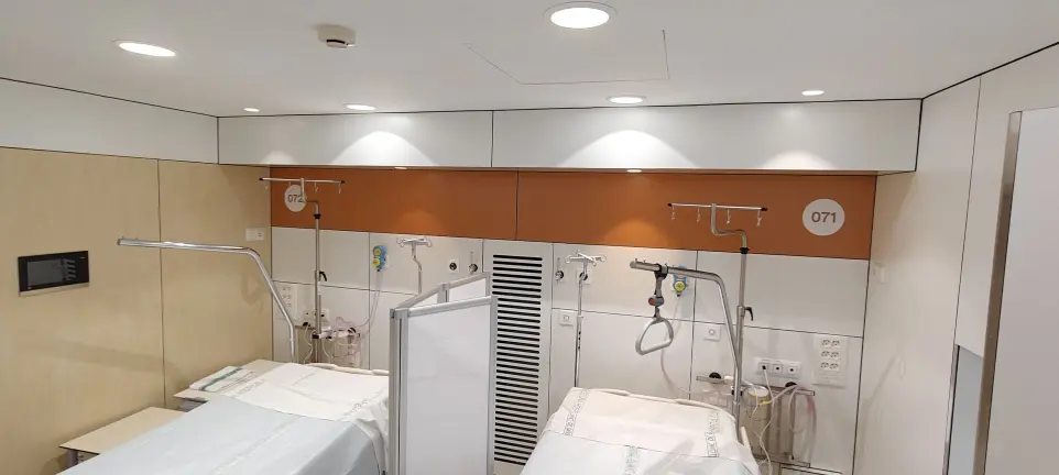 Iluminación LED en habitación de la UCI 4.4 del Hospital Clínic de Barcelona por Luxes Iluminación LED funcional en habitación de la UCI 4.4 del Hospital Clínic de Barcelona, proyecto realizado por Luxes.