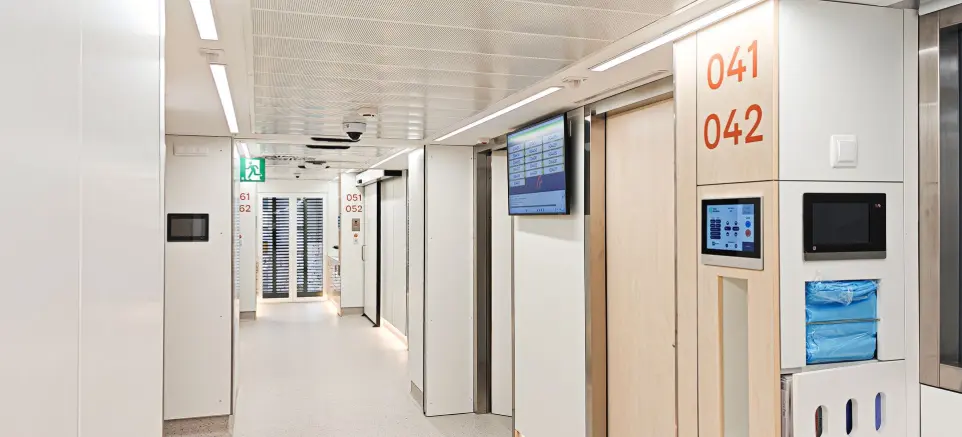 Iluminación LED del pasillo de la UCI 4.4 del Hospital Clínic de Barcelona por Luxes Iluminación LED lineal en pasillo de la UCI 4.4 del Hospital Clínic de Barcelona, proyecto lumínico realizado por Luxes.