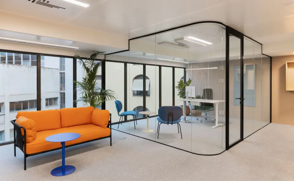 Iluminación LED empotrada en oficinas Tripledot por Luxes Iluminación LED empotrada en oficinas Tripledot, diseño de iluminación por Luxes.