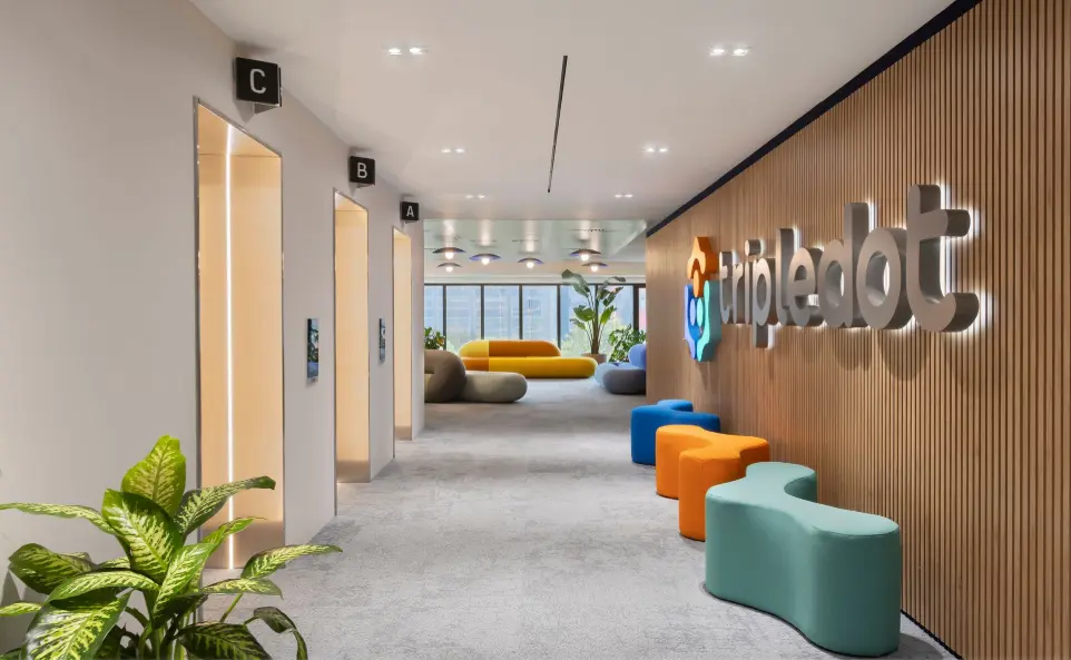 Iluminación LED en la recepción de las oficinas Tripledot por Luxes Iluminación LED empotrada en la recepción de las oficinas Tripledot, proyecto lumínico de Luxes.