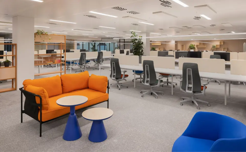 Iluminación LED lineal en oficinas Tripledot por Luxes Iluminación LED lineal empotrada en oficinas Tripledot, diseño lumínico moderno de Luxes.