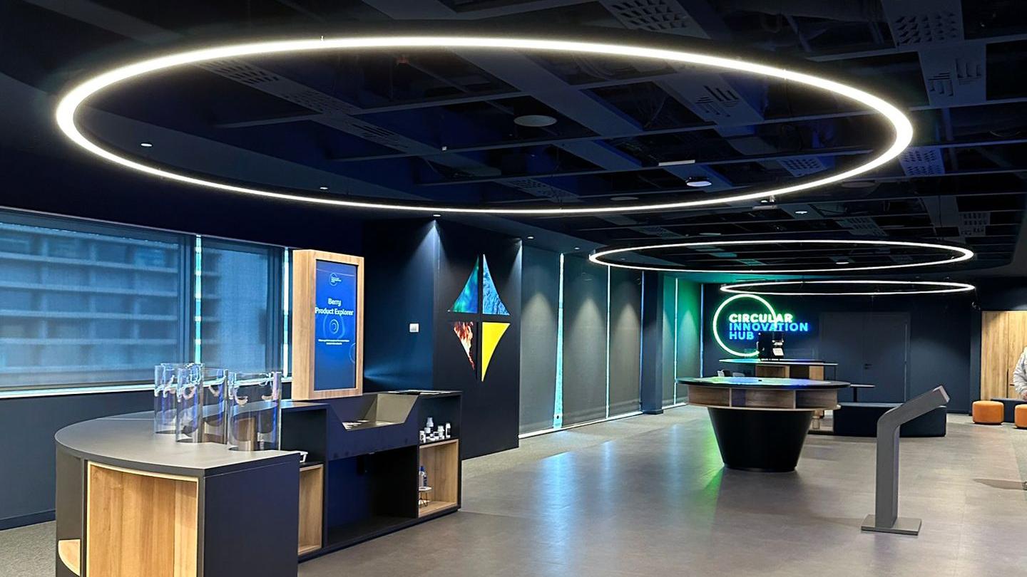 Iluminación LED circular en la zona principal de las oficinas Circular Innovation Hub, proyecto lumínico de Luxes.