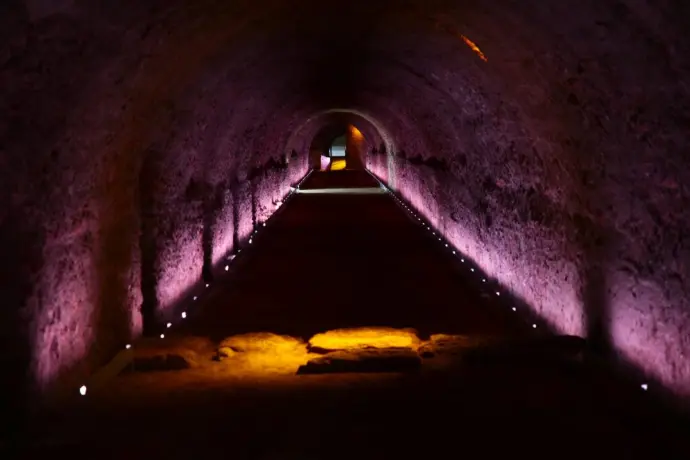 Proyecto de iluminación Luxes en el Circo Romano de Tarragona: efectos LED escénicos que realzan la arquitectura subterránea. Iluminación LED escénica en pasadizo del Circo Romano de Tarragona, proyecto lumínico patrimonial de Luxes.