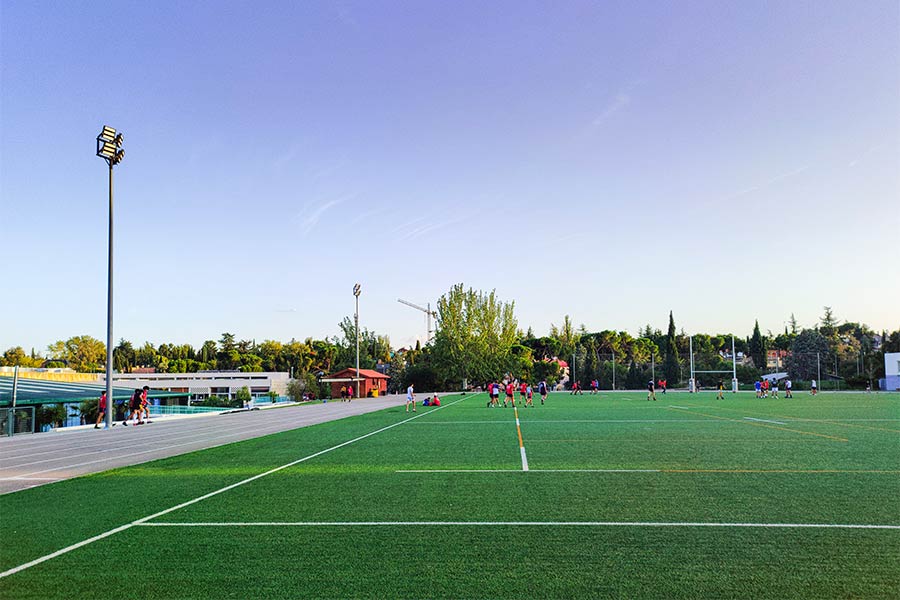 IIluminación LED exterior en el campo de rugby del Liceo Francés, proyecto lumínico de Luxes para instalaciones deportivas.