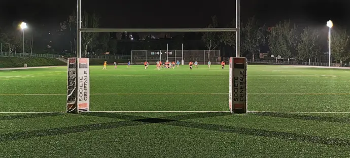 Iluminación LED exterior en el campo de rugby del Liceo Francés, proyecto deportivo nocturno de Luxes.