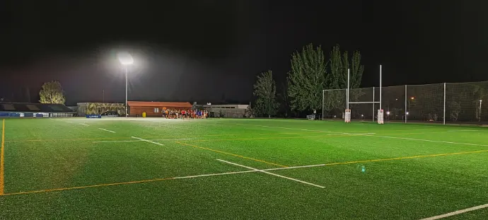 Iluminación LED deportiva en campo de rugby del Liceo Francés, proyecto exterior nocturno de Luxes.