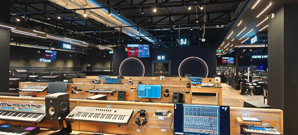 Iluminación técnica LED en la zona de instrumentos musicales de Madrid HiFi realizada por Luxes.