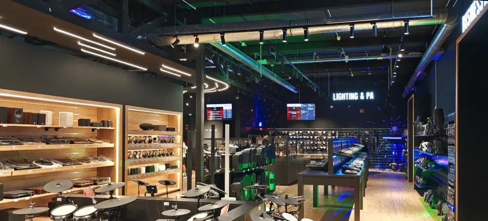 Iluminación interior LED de Luxes en la zona de percusión y audio profesional de Madrid HiFi.