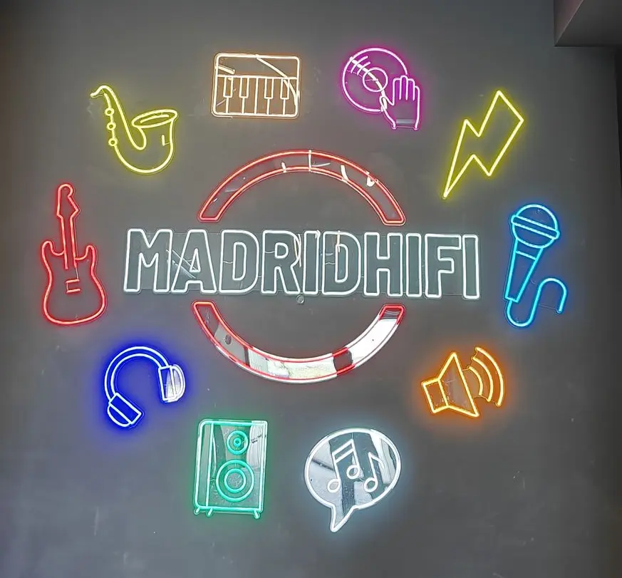 Iluminación decorativa con neones LED en el interior de la tienda Madrid HiFi.
