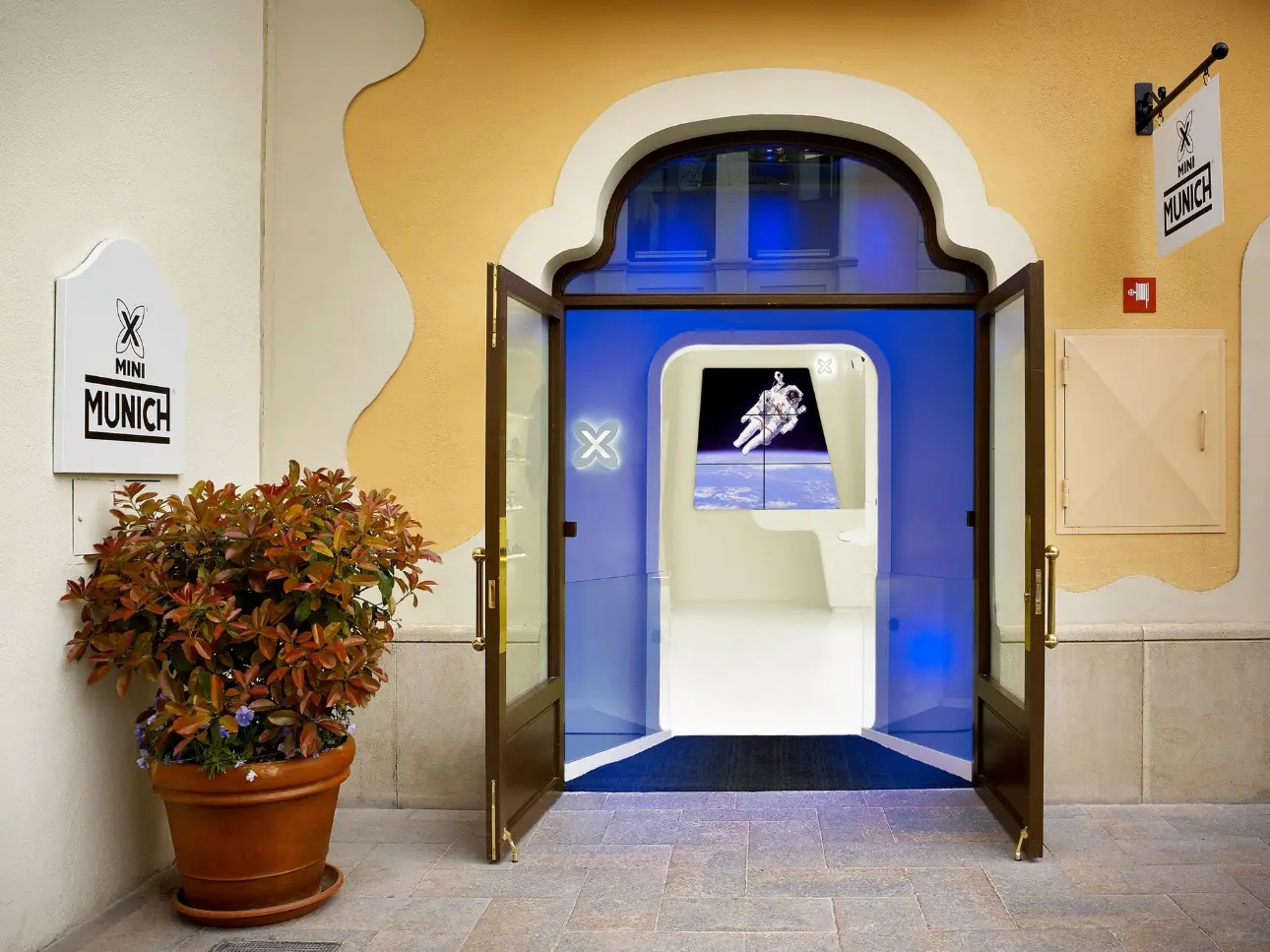 Entrada de la tienda Munich en La Roca Village iluminada con tecnología LED de Luxes.