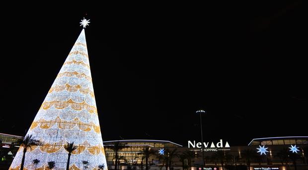 Iluminación decorativa y arquitectónica de Luxes en el Nevada Shopping de Granada durante la temporada navideña.