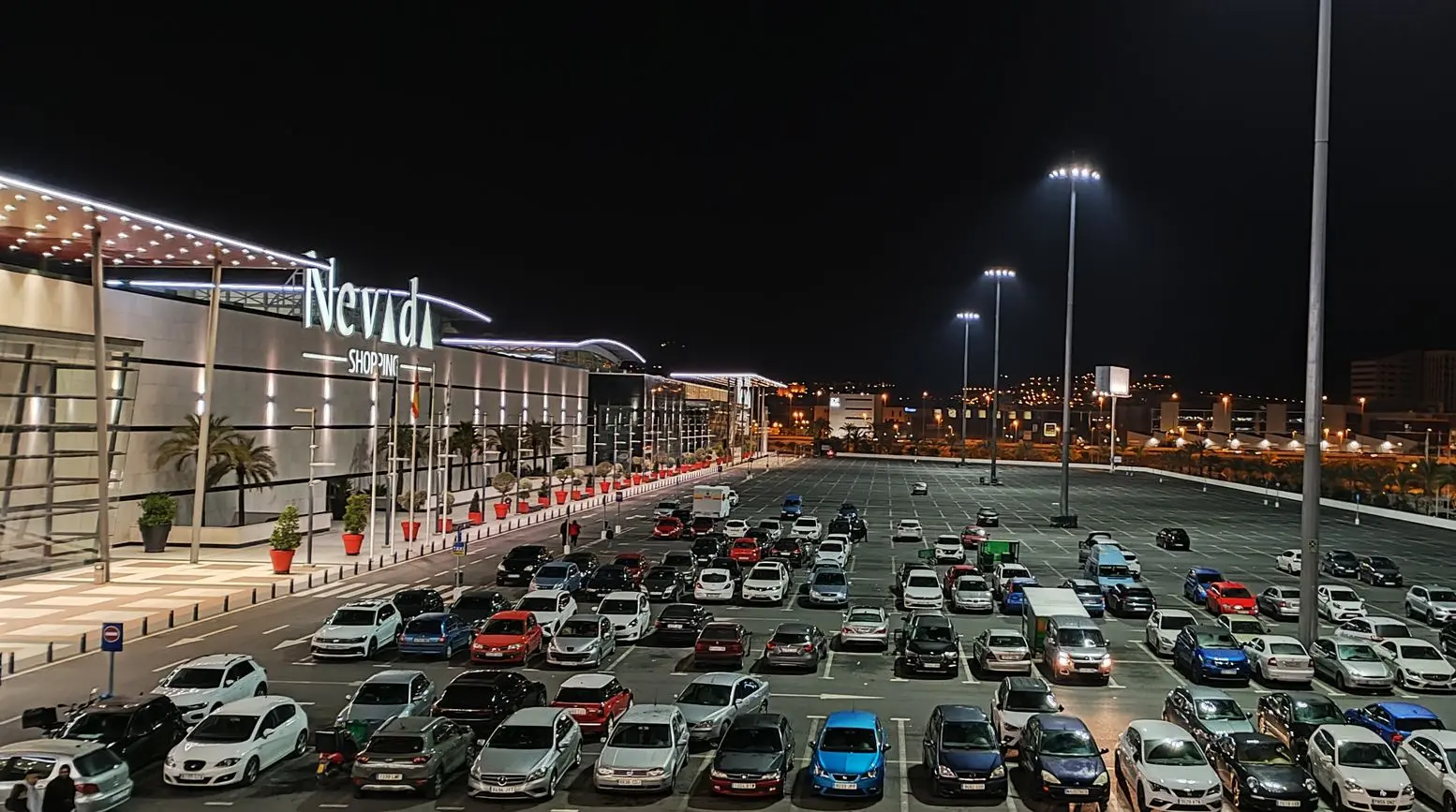 Iluminación LED de alta potencia de Luxes en el aparcamiento del Nevada Shopping de Granada.