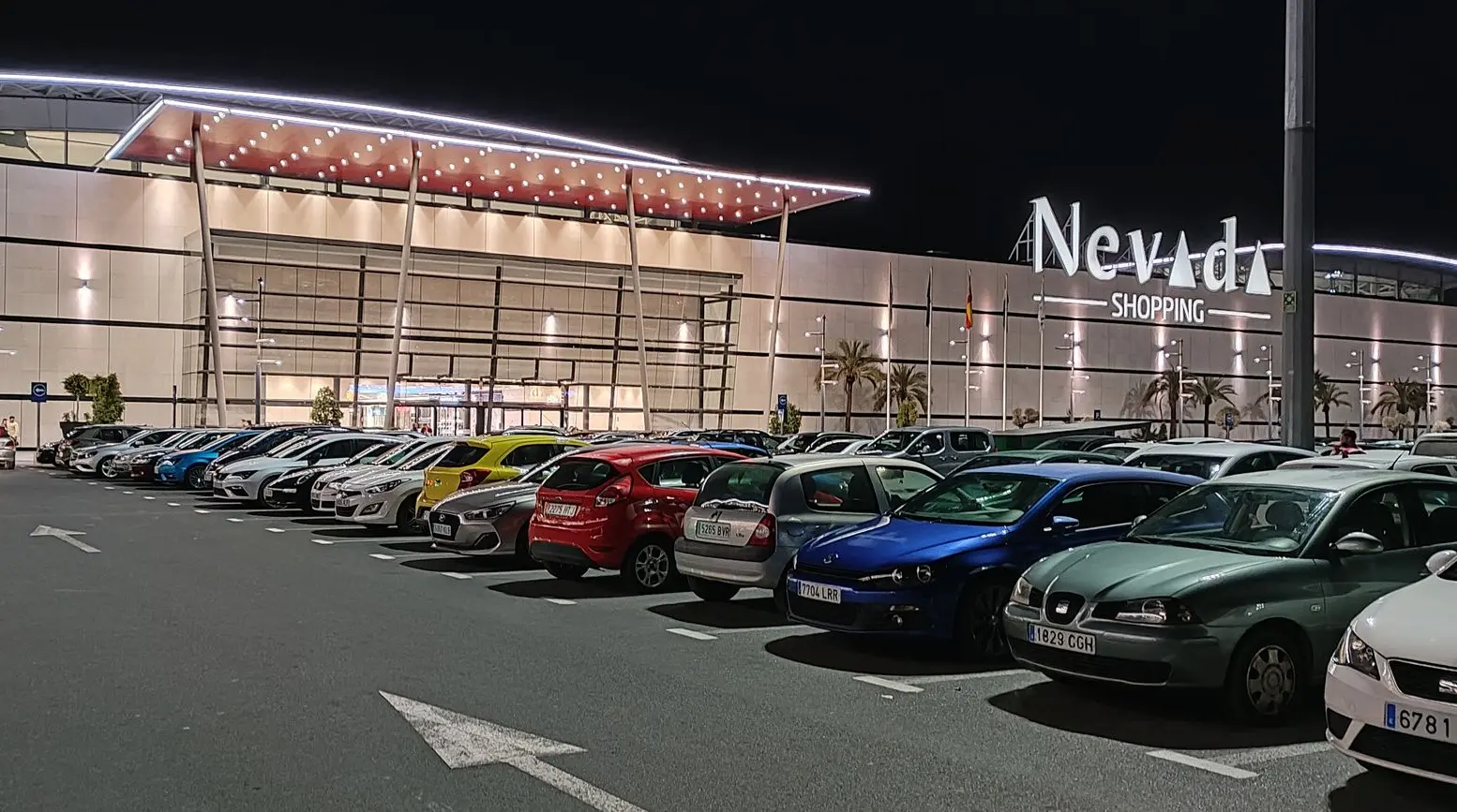 Luminarias LED de Luxes iluminando la fachada y zonas de acceso del Nevada Shopping en Granada.