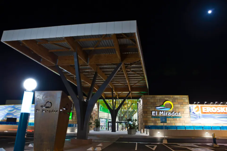 Iluminación exterior nocturna con farolas LED de Luxes en la entrada de El Mirador, Tenerife.