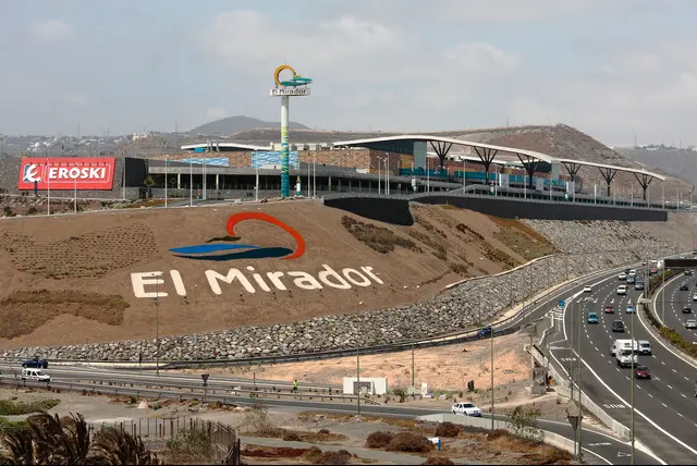 Vista panorámica del centro comercial El Mirador con iluminación LED de Luxes en Tenerife.