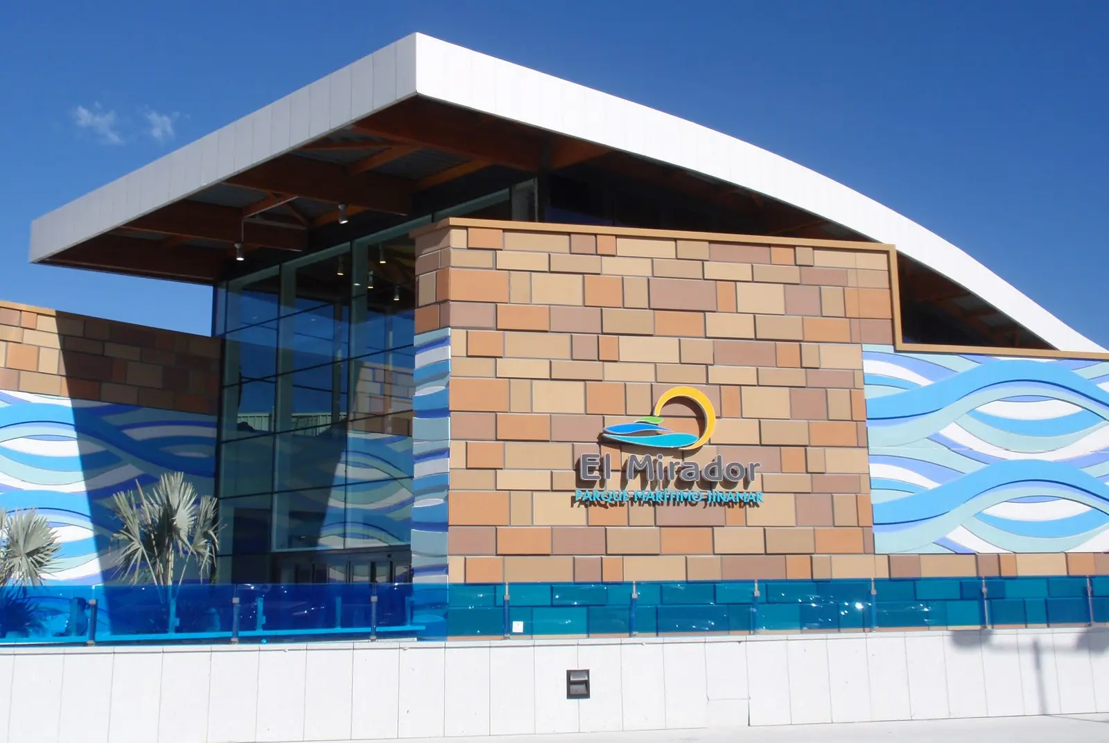 Fachada del centro comercial El Mirador en Tenerife iluminada con tecnología LED de Luxes.