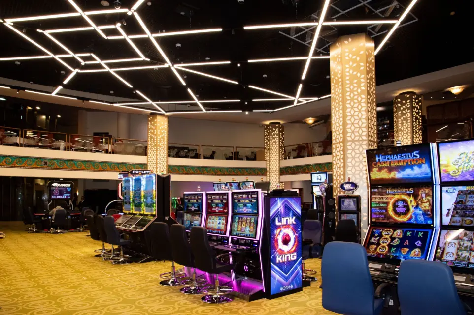 Vista de la sala principal del Casino de Tánger iluminada con tecnología LED arquitectónica de Luxes.