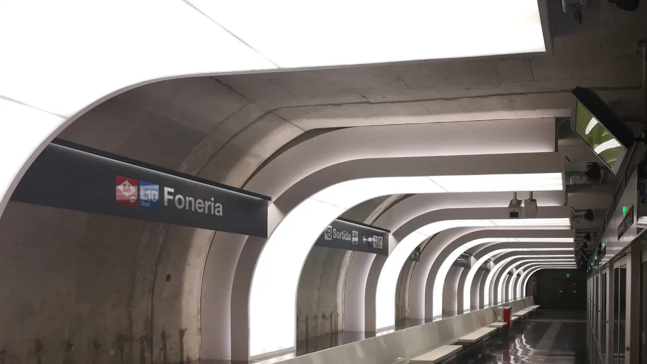 Iluminación arquitectónica en la estación de metro Foneria, línea L10 Sud de Barcelona, con diseño lumínico de Luxes.