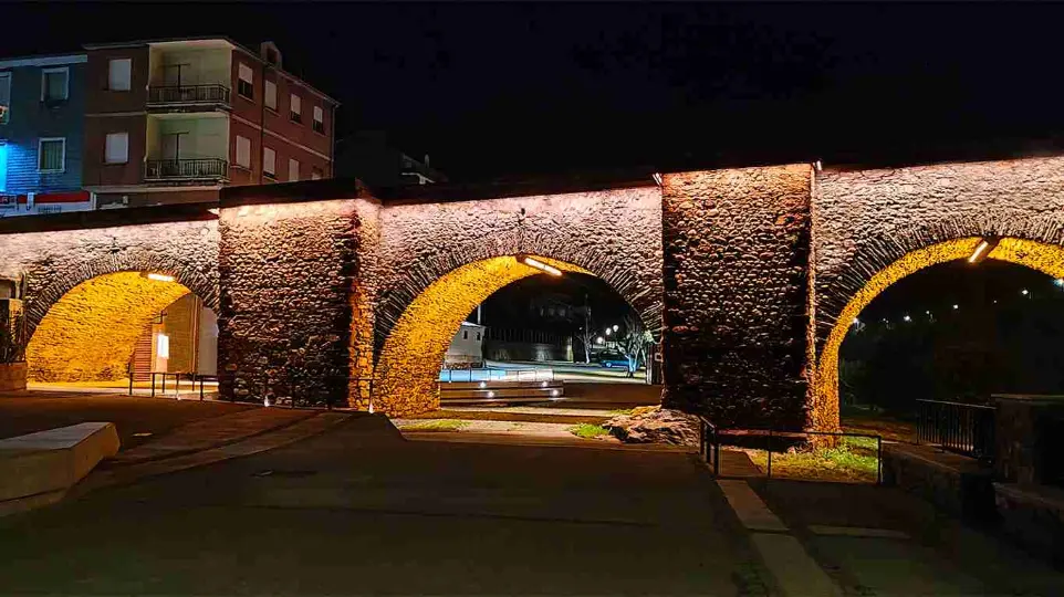 Proyecto de iluminación Luxes en el Puente de Sobradelo: luz LED cálida que destaca la belleza del patrimonio histórico. Iluminación arquitectónica del Puente de Sobradelo con tecnología LED de Luxes, realzando su estructura histórica.