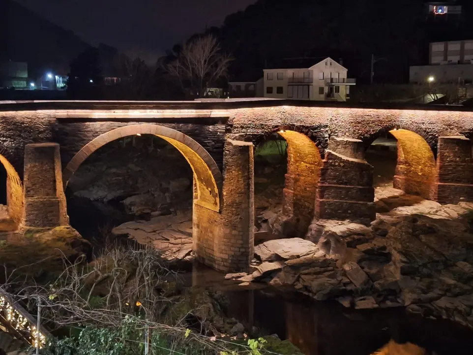 Proyecto de iluminación Luxes en el Puente de Sobradelo: tecnología LED para realzar el patrimonio arquitectónico nocturno. Iluminación LED artística del Puente de Sobradelo, resaltando su arquitectura histórica con diseño lumínico de Luxes.