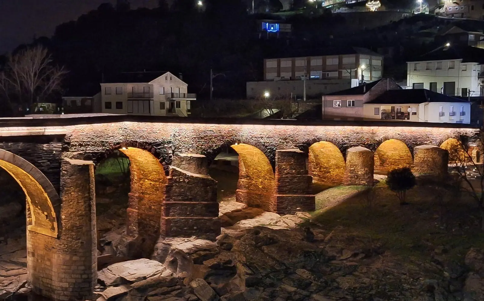 Proyecto de iluminación Luxes en el Puente de Sobradelo: luz LED arquitectónica que realza el patrimonio histórico durante la noche. Iluminación LED nocturna del Puente de Sobradelo, resaltando su arquitectura de piedra con diseño lumínico de Luxes.