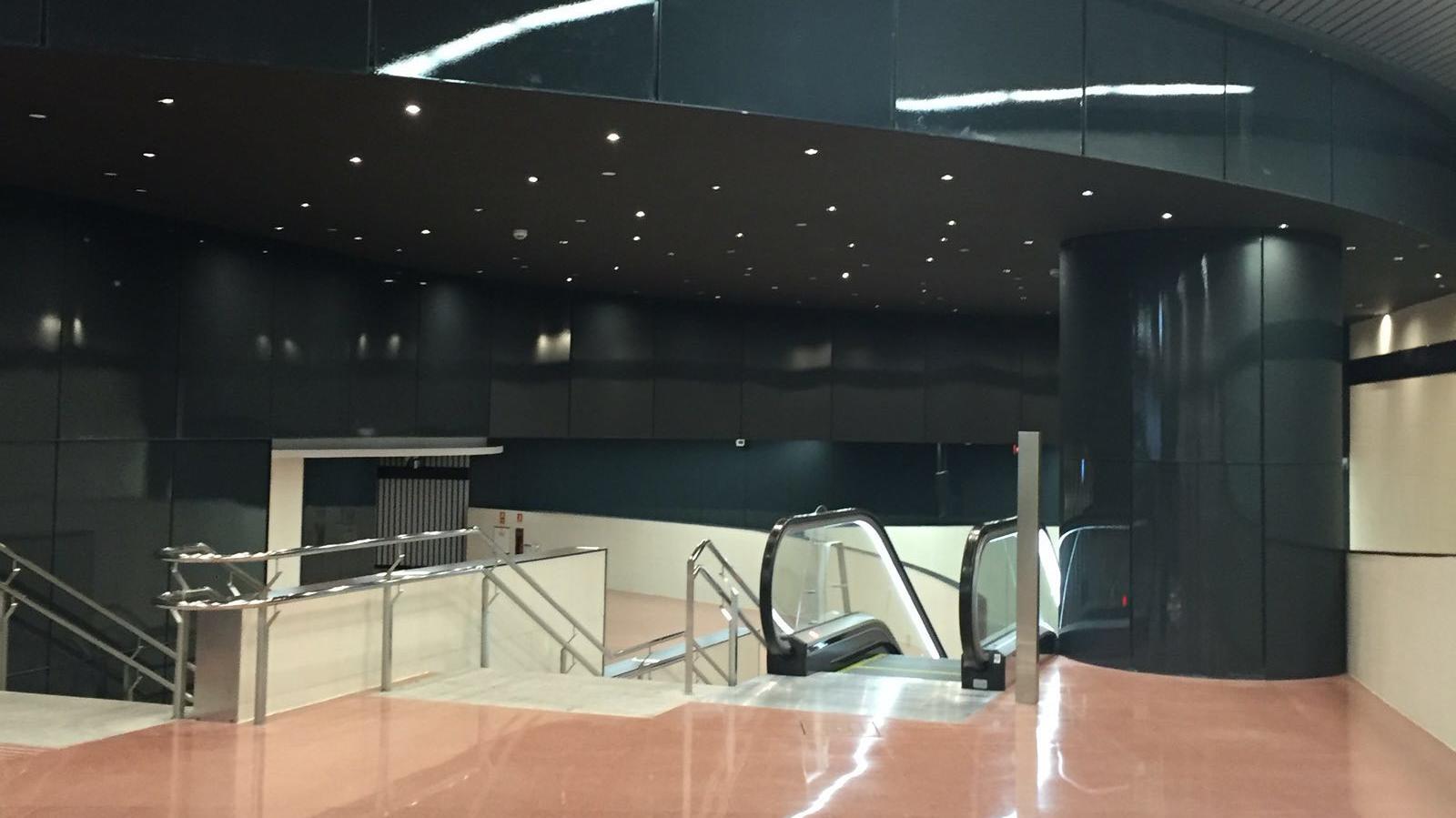 Iluminación LED empotrada en techo de la estación de metro Plaça Universitat, Barcelona.