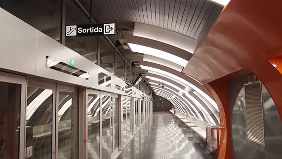 Iluminación arquitectónica en la estación de metro Foneria de Barcelona, diseño lumínico de Luxes.