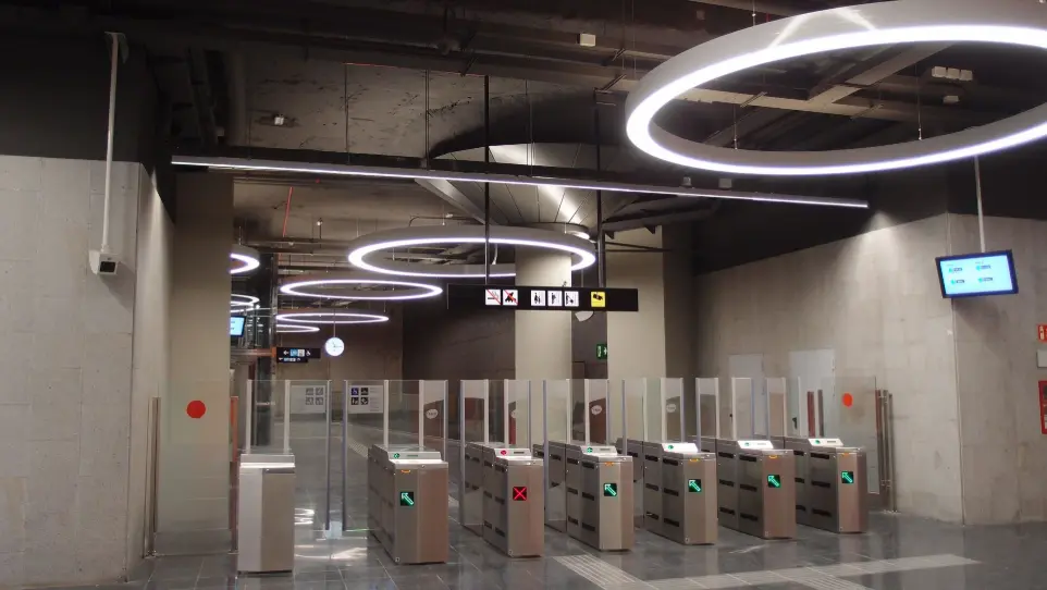 Sistema lumínico en la zona de torniquetes y acceso principal de la estación Foneria del Metro de Barcelona.