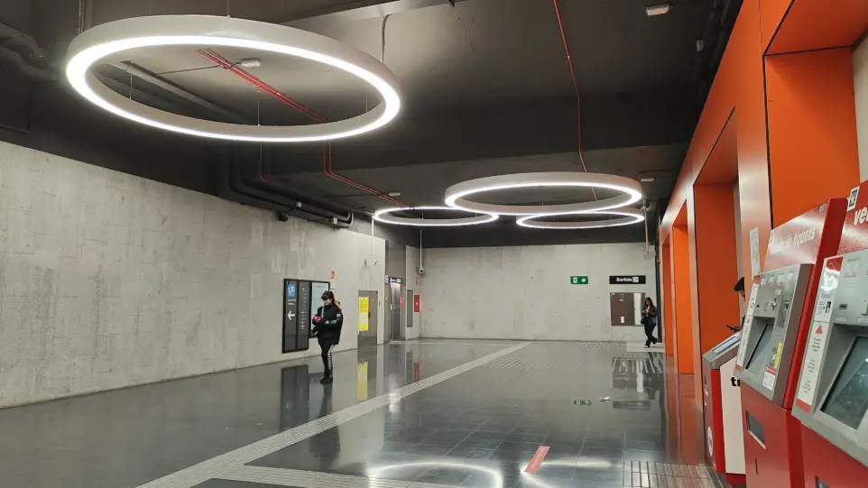 Iluminación interior en la zona de acceso y máquinas de billetes del Metro de Barcelona, estación Foneria.