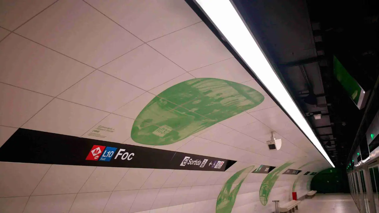 Proyecto lumínico en el andén principal de la estación de metro Foc, Barcelona, con luminarias LED lineales.
