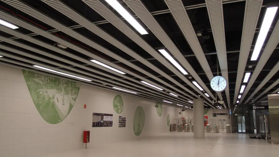 Iluminación arquitectónica en el vestíbulo principal de la estación de metro Foc, Barcelona, diseño lumínico de Luxes.
