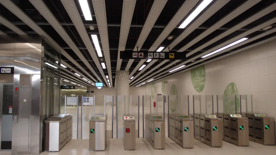 Sistema de iluminación LED en la zona de torniquetes y control de acceso de la estación Foc, Metro de Barcelona.