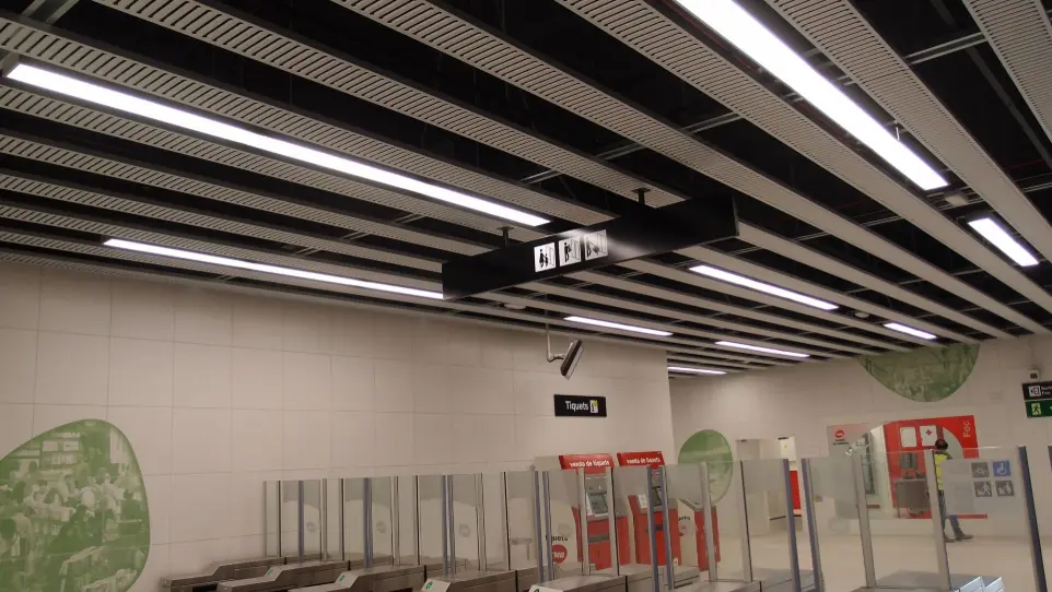 Diseño lumínico eficiente en la zona de acceso y máquinas de billetes de la estación de metro Foc, Barcelona.