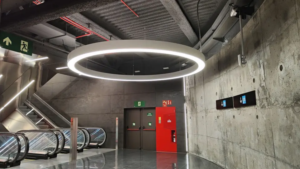 Iluminación decorativa con luminarias circulares en el vestíbulo de la estación de metro Foneria, Barcelona.
