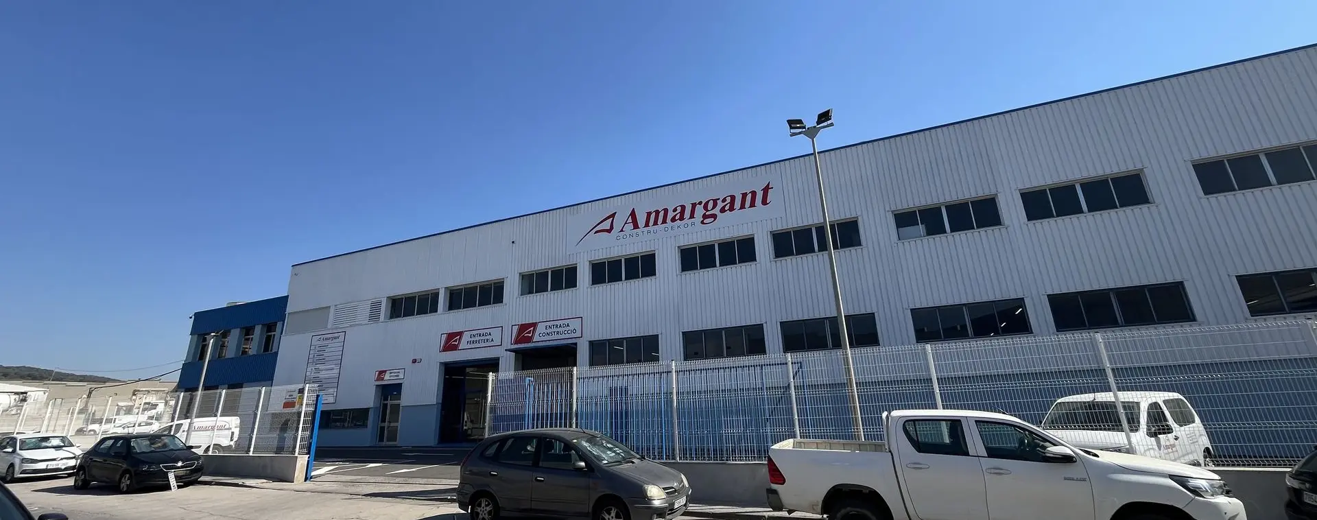 Iluminación industrial exterior en Amargant | Luxes Fachada de Ferretería Amargant con iluminación técnica industrial diseñada por Luxes.