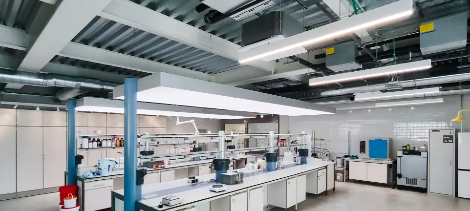 Luminarias lineales LED de alto rendimiento instaladas por LUXES en el laboratorio de Lasenor para una luz uniforme y eficiente.